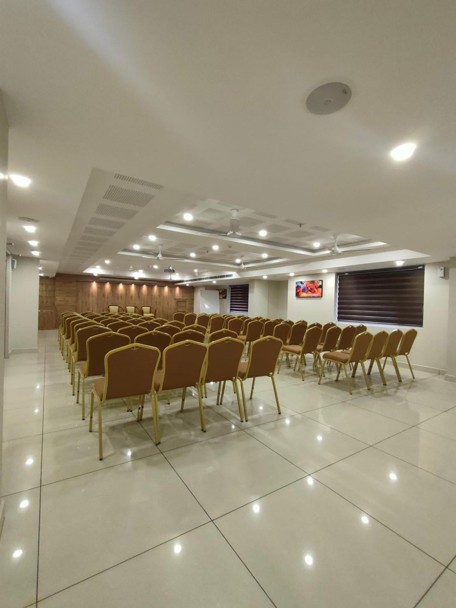 Отель Lumbini Supreme Thrissur Экстерьер фото