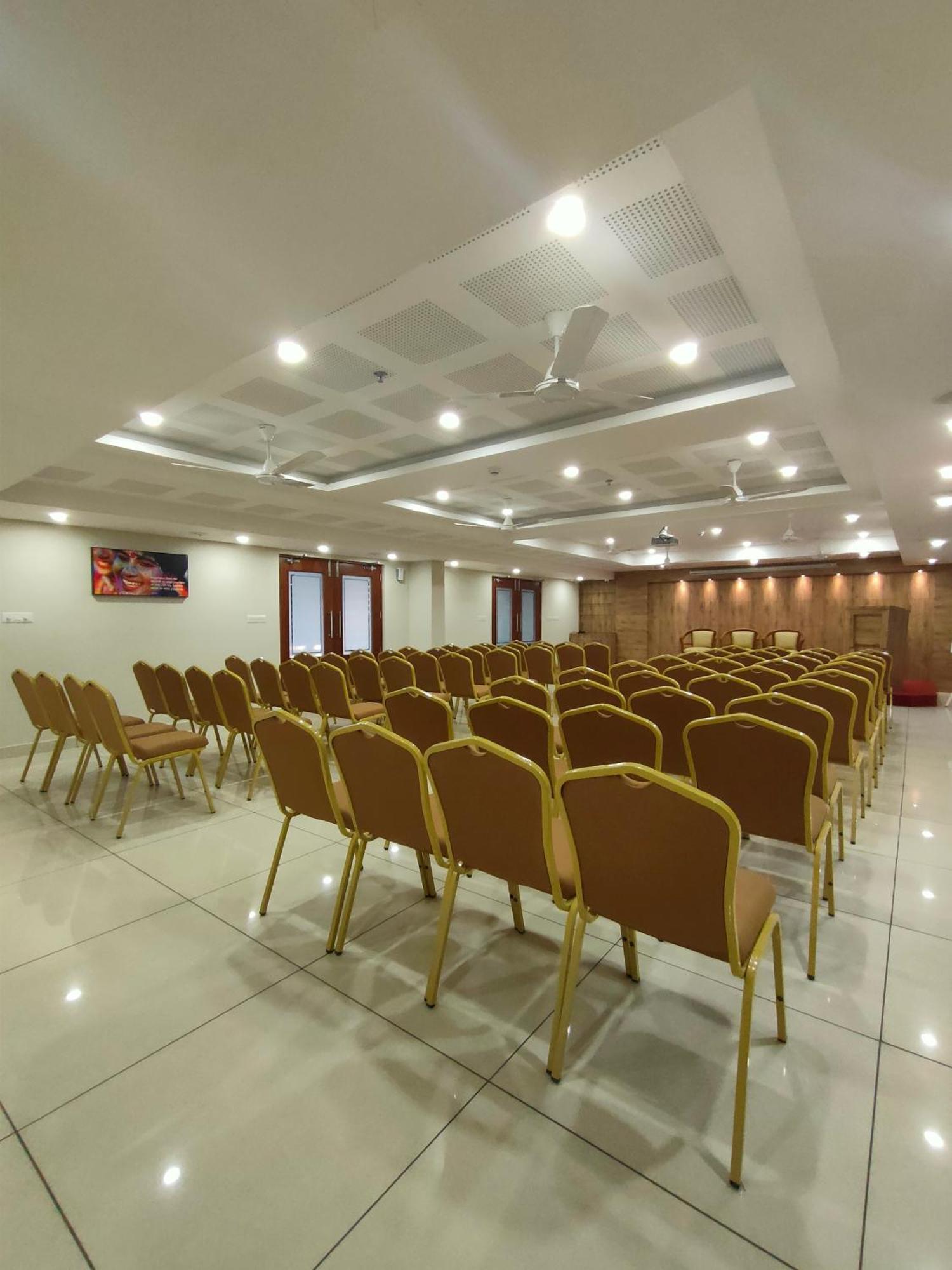 Отель Lumbini Supreme Thrissur Экстерьер фото